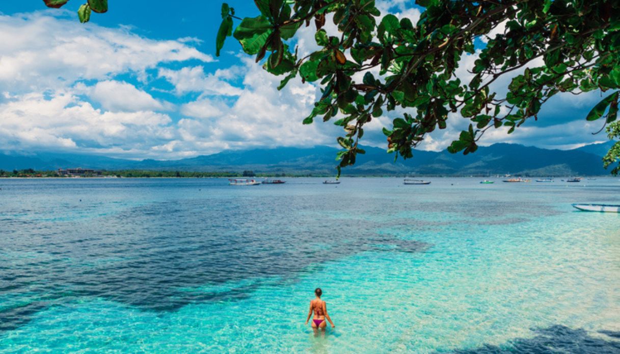 Donna si rilassa in mare nelle acque limpide delle isole Fiji