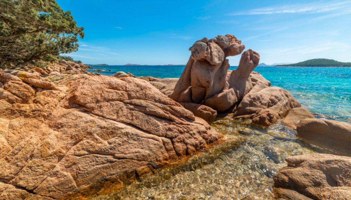 Rocce rosse sulla spiaggia di Liscia Ruja, una delle spiagge più belle della Costa Smeralda