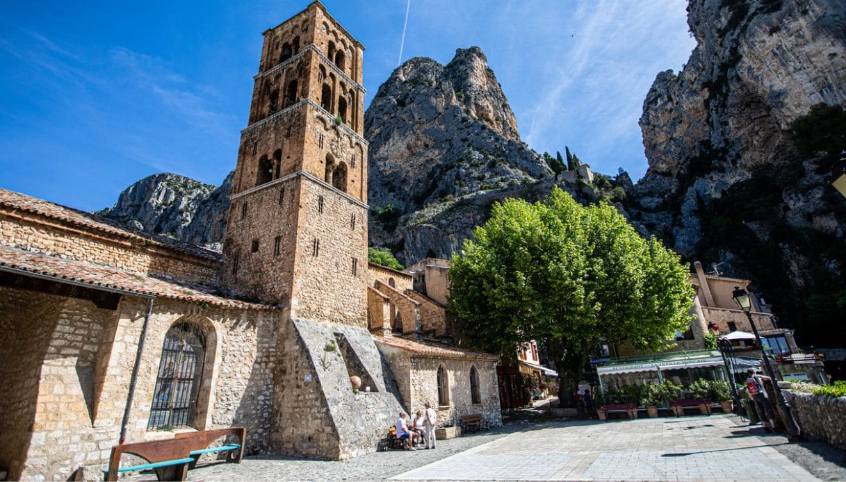 Il villaggio di Moustiers Sainte Marie, nelle Gorges du Verdon, in Francia