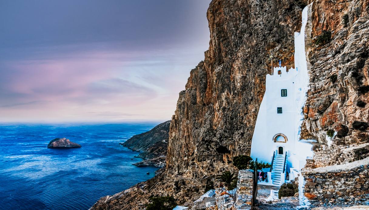 Monastero Hozoviotissa incastonato nelle rocce ad Amorgos, isola delle Cicladi