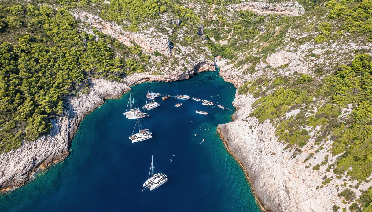 La spettacolare Baia di Stiniva sull'isola di Vis