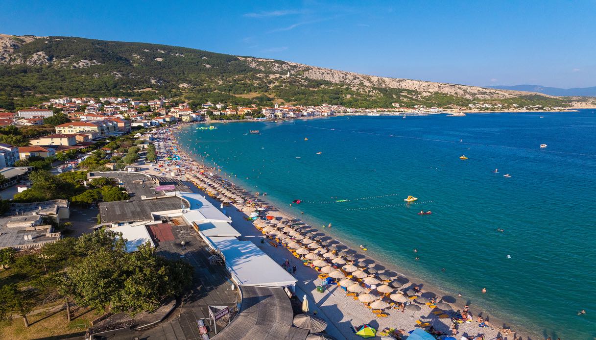 Splendida veduta aerea della spiaggia di Vela Plaža, a Baška