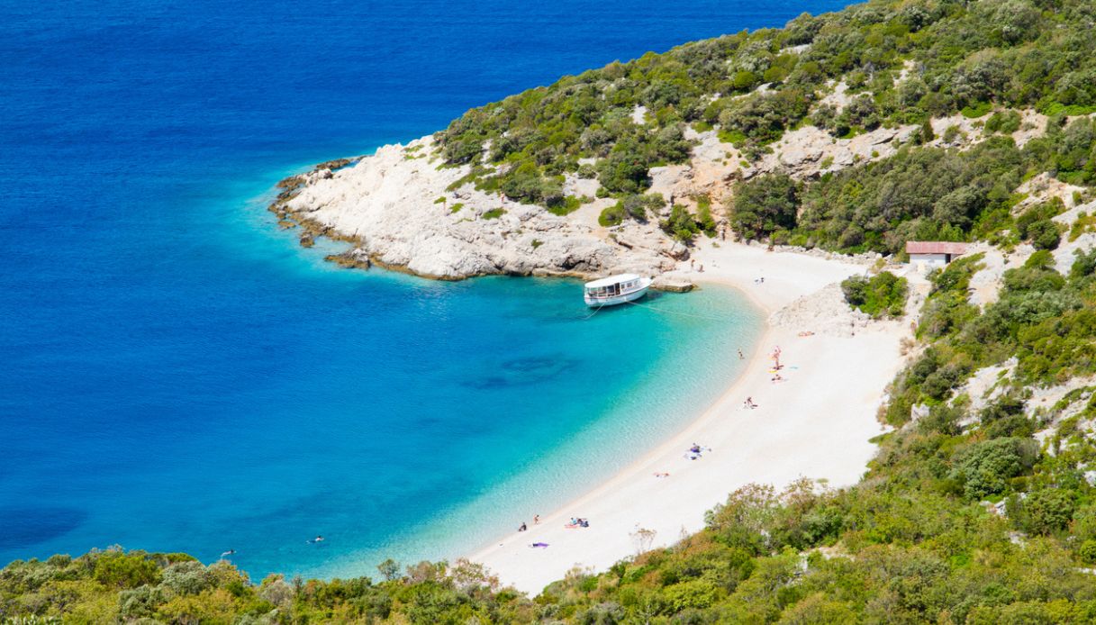 Spettacolare spiaggia dell'isola di Cres in Croazia