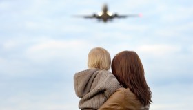 Viaggiare in aereo con bambini, consigli per l’uso