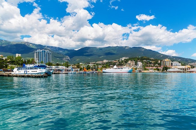 Il mare cristallino di Yalta in Ucraina