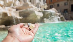 Fontana di Trevi, a chi vanno le monete gettate in acqua?