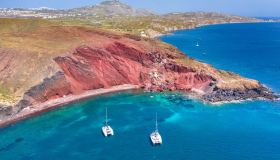 Le spiagge da non perdere in vacanza a Santorini, un caleidoscopio di colori
