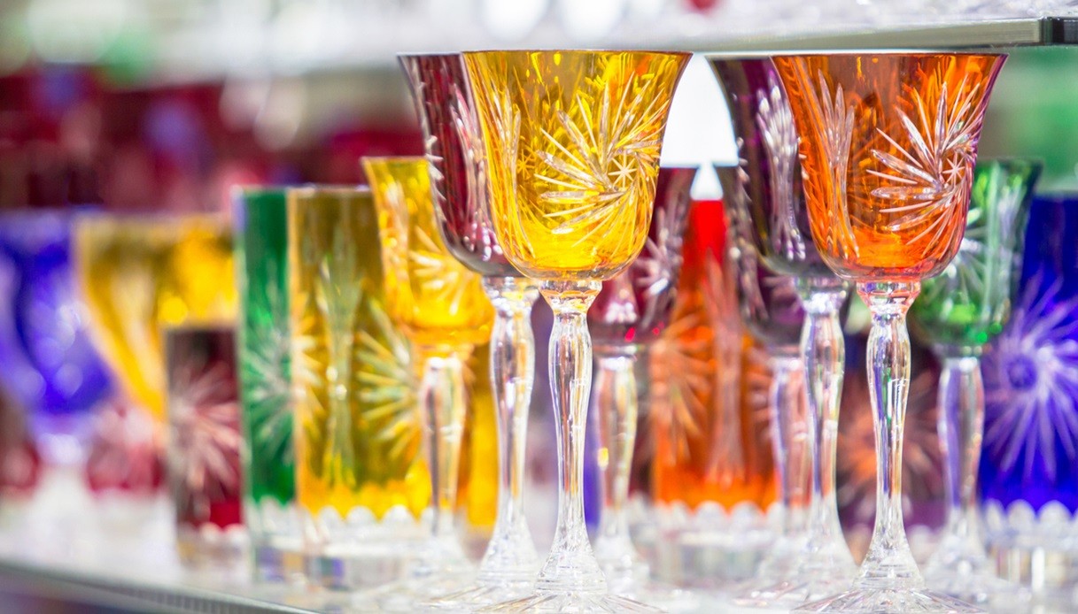 Cristallo di Boemia colorato, stile ed eleganza in un souvenir