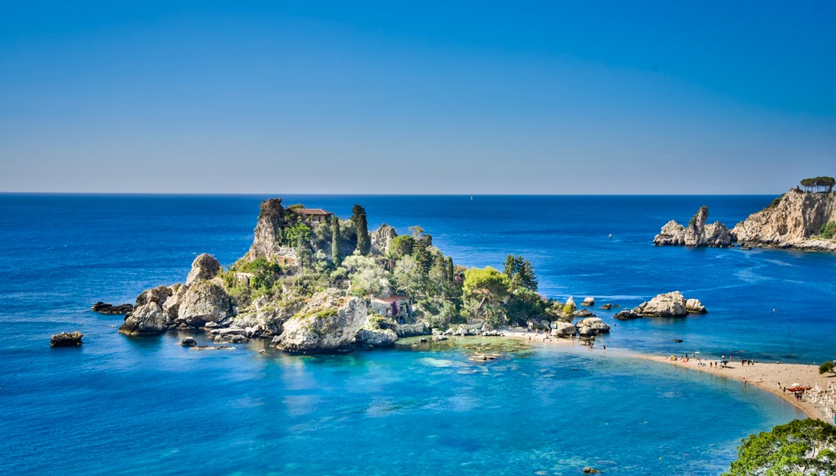 L'Isola Bella di Taormina è disabitata e si raggiunge solo a piedi