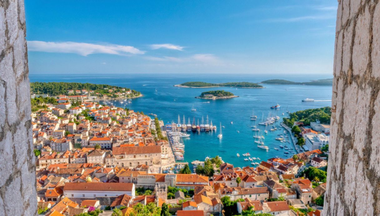 Vista dall'alto della città di Hvar con le sue case tradizionali ed il mare azzurro sullo sfondo