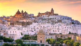 Ostuni, la Città Bianca del Salento, tra vicoli stretti e spiagge bianche