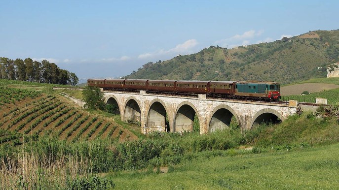 Partono i treni storici alla scoperta della Campania