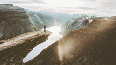 Trolltunga, l’incredibile trampolino di roccia sui fiordi norvegesi