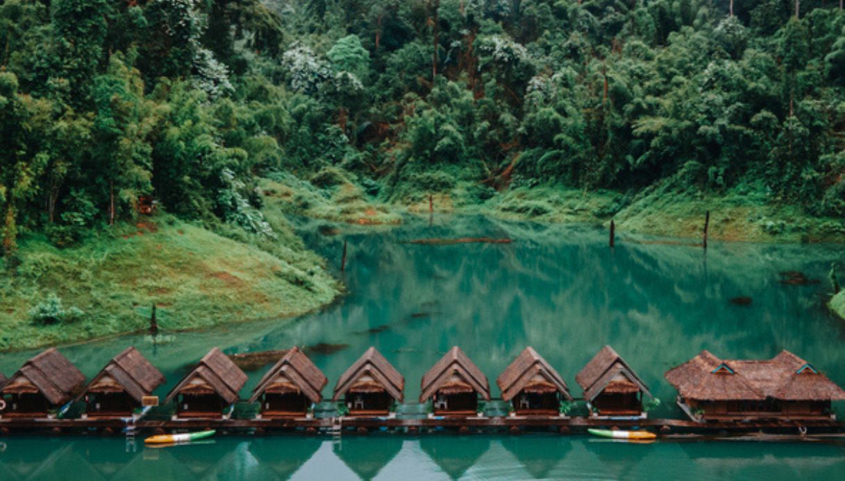 Bungalow all'interno del parco nazionale di Khao Sok in Thailandia