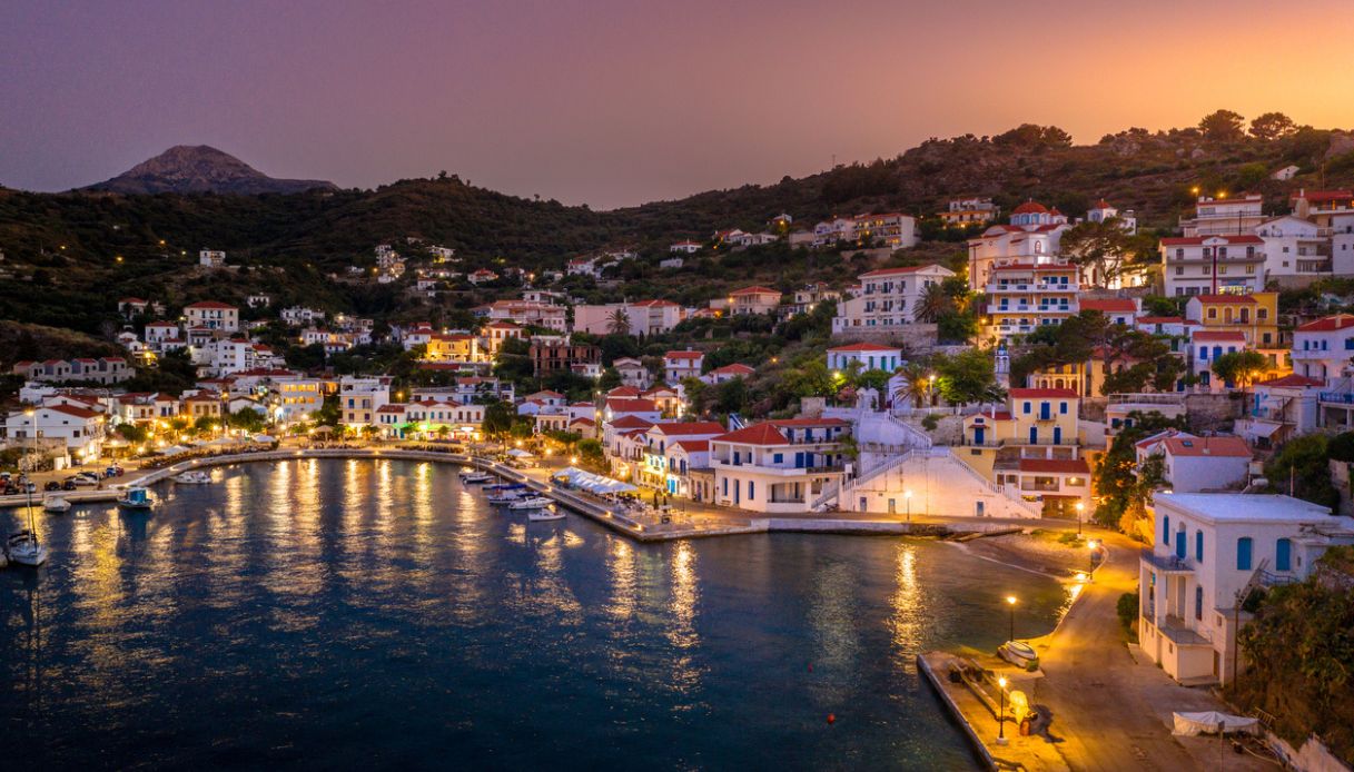Veduta di Evdilos, un villaggio sull'Isola di Icaria