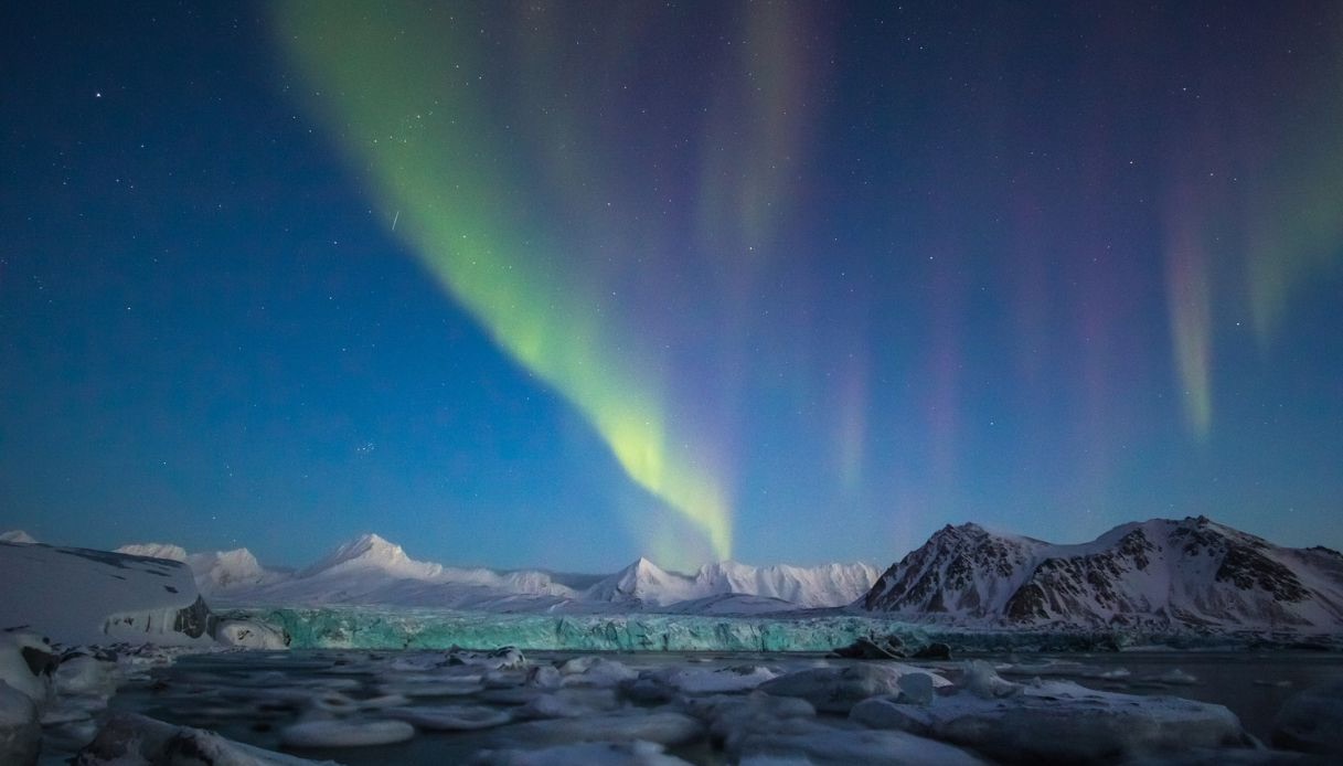 Aurora boreale sui ghiacciai della Groenlandia