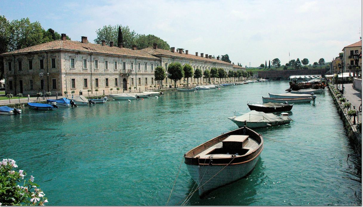 Cosa vedere a Peschiera del Garda, barche allineate
