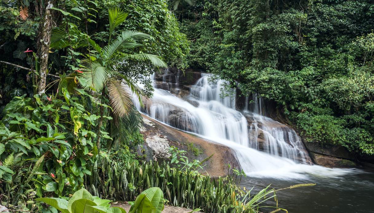 La bellissima Cascata di Pietra Bianca a Paraty