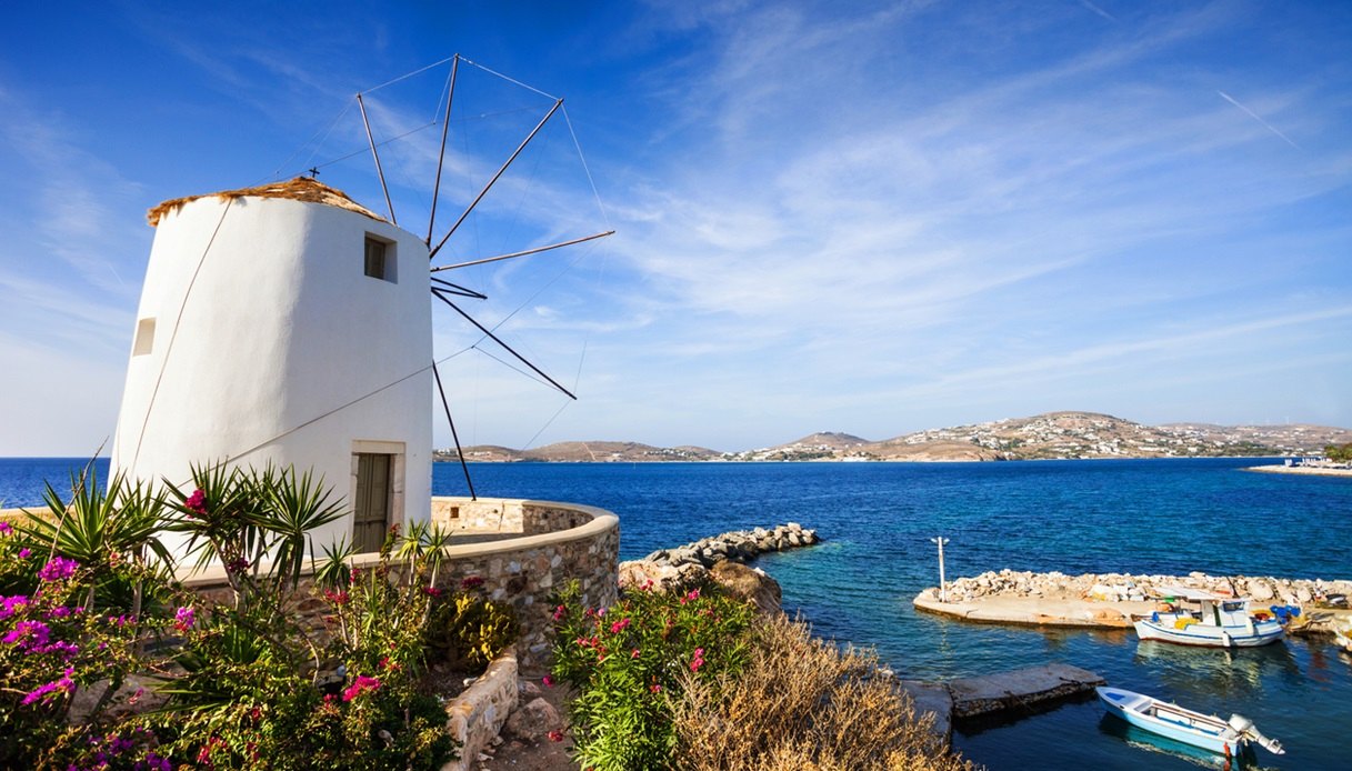 Parikia e il suo mulino antico, a Paros, Grecia