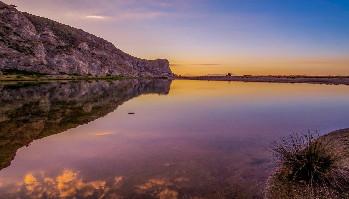 La Riserva Naturale Orientata dei Laghetti di Marinello al tramonto