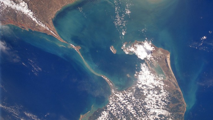 L’oceano restituisce il ponte che collegava India e Sri Lanka