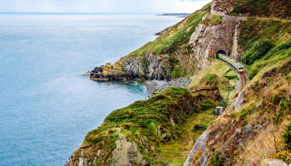 Vista da uno dei treni storici in Irlanda nella tratta che passa da Greystones