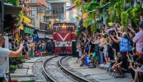 Vietnam, le foto del treno che ogni giorno ad Hanoi sfiora i palazzi