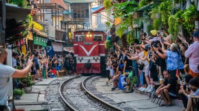 Vietnam, le foto del treno che ogni giorno ad Hanoi sfiora i palazzi