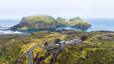L’incredibile faro costruito su uno scoglio alle Westman Islands