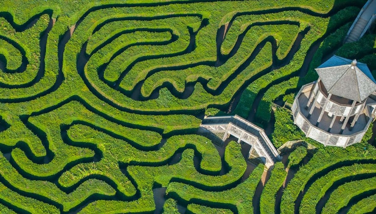 In Inghilterra il Longleat Hedge Maze il labirinto più lungo al mondo