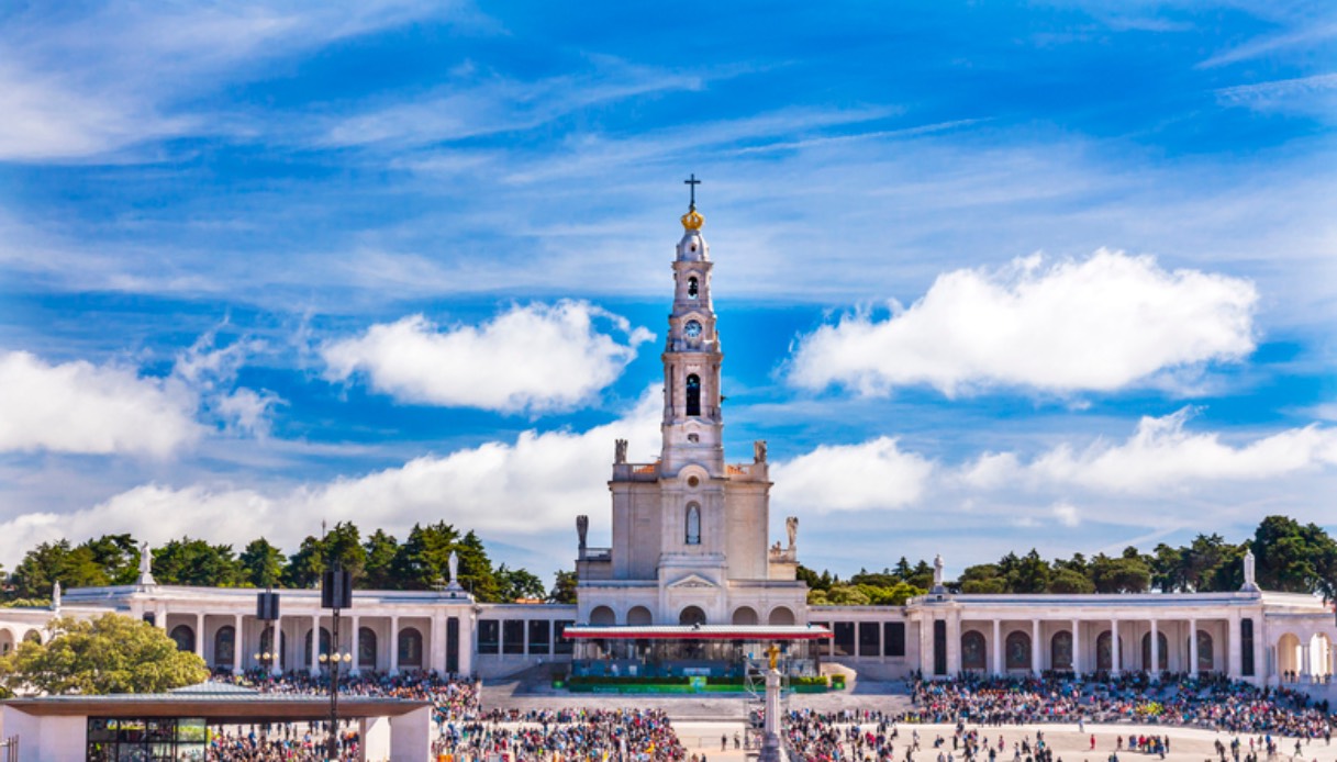 Basilica di Nostra Signora del Rosario a Fatima durante una celebrazione religiosa