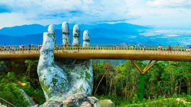 Golden Bridge, l’incredibile ponte sorretto dalle mani