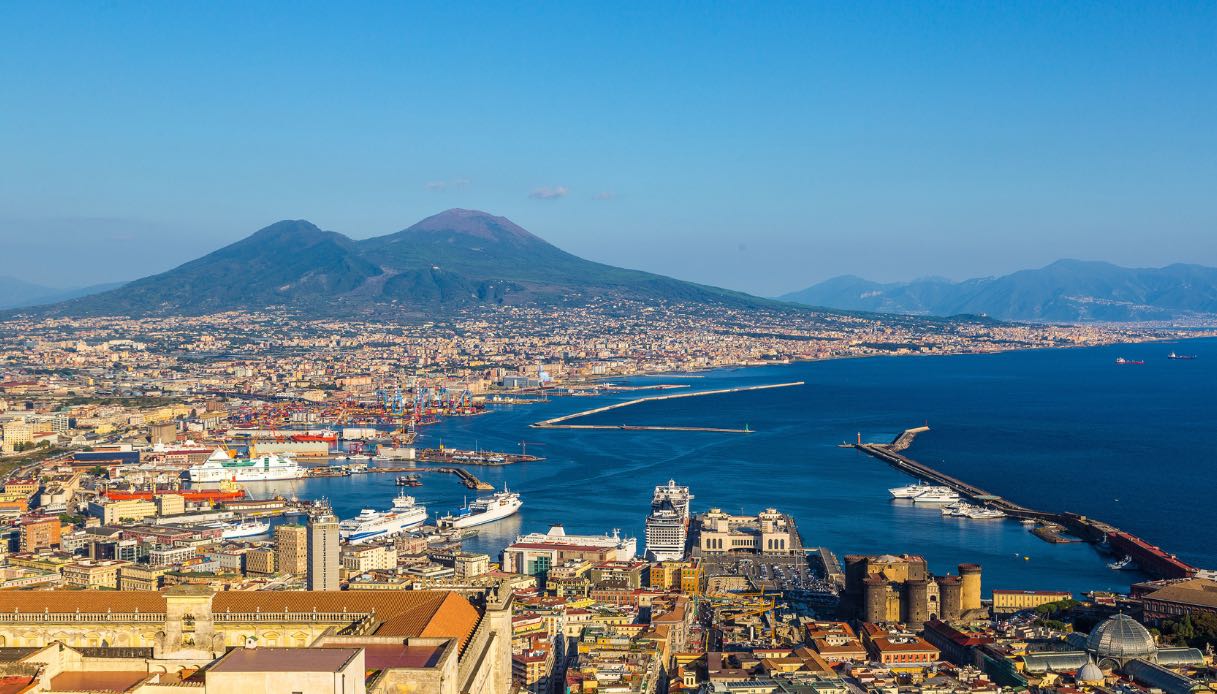 Alla scoperta di Pizzofalcone, il cuore storico di Napoli