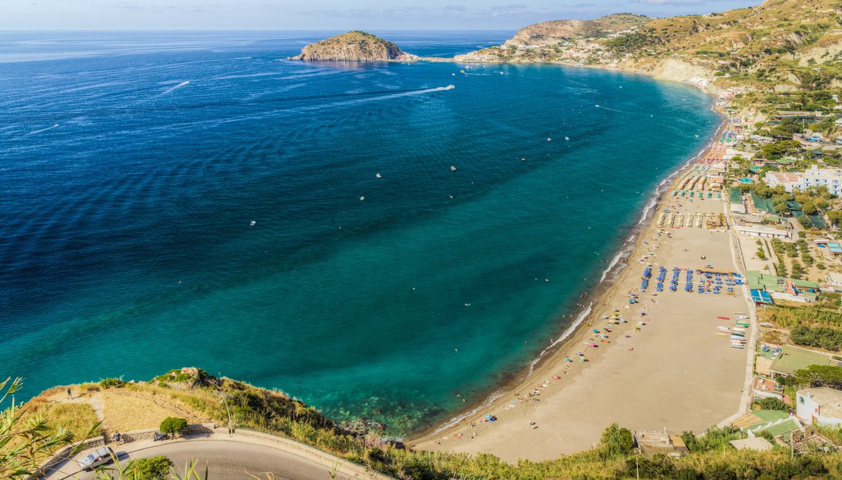 La spiaggia dei Maronti, tra le più belle di Ischia