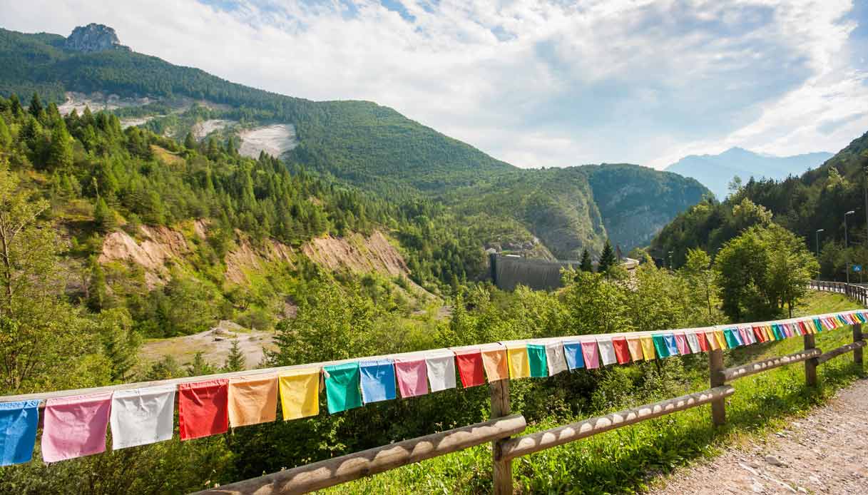 diga-vajont-bandierine-bambini