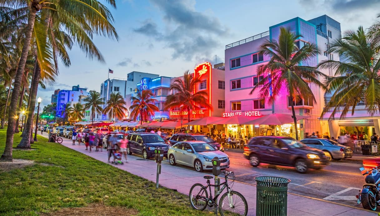La via della vita notturna di Miami è Ocean Drive