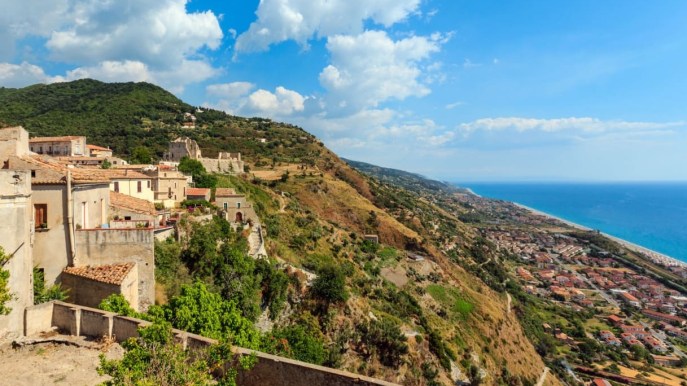 Fiumefreddo Bruzio, il borgo della Calabria che guarda il mare