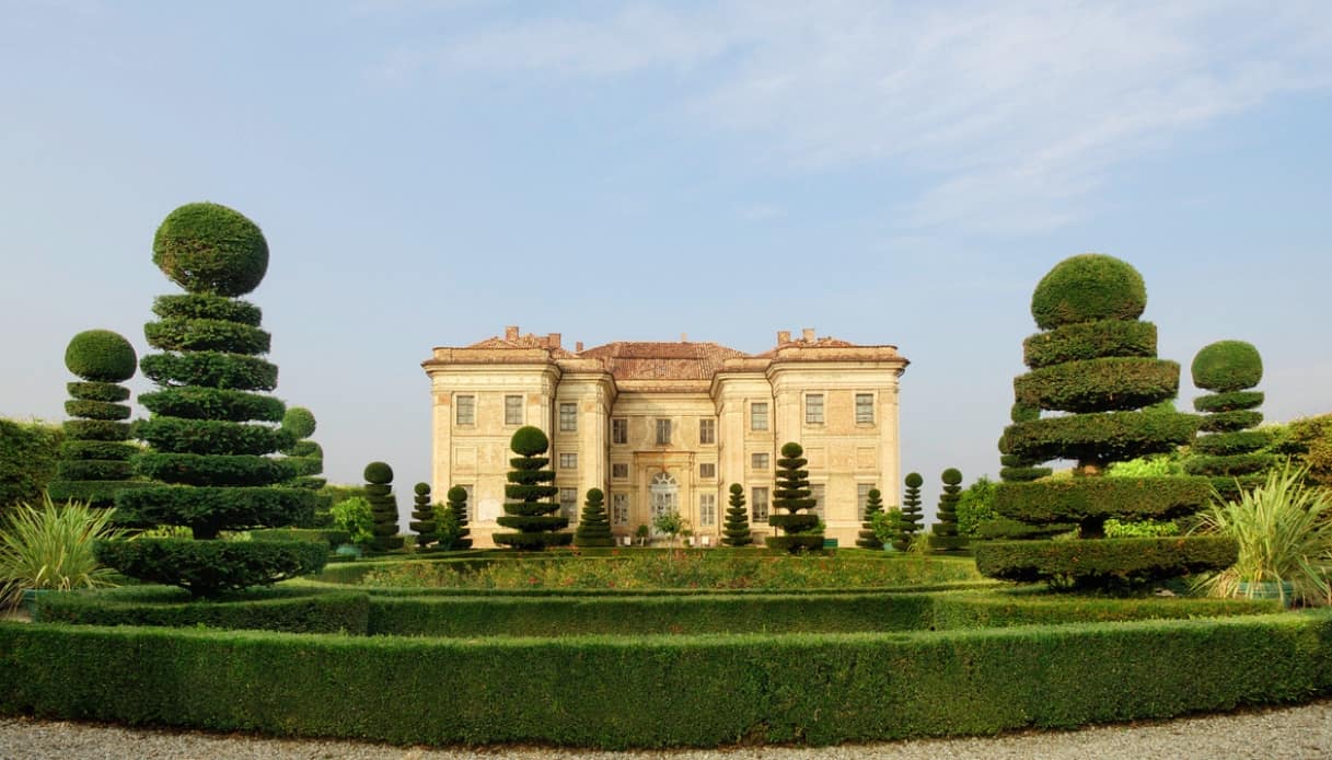 Castello di Guarene, borgo Bandiera Arancio del Piemonte