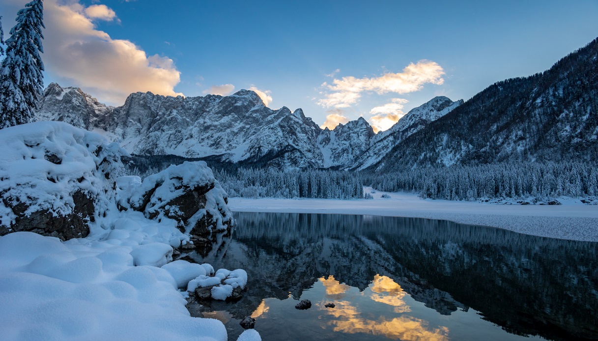Vista sui laghi di Fusine e sulle montagne innevate delle Alpi Giulie