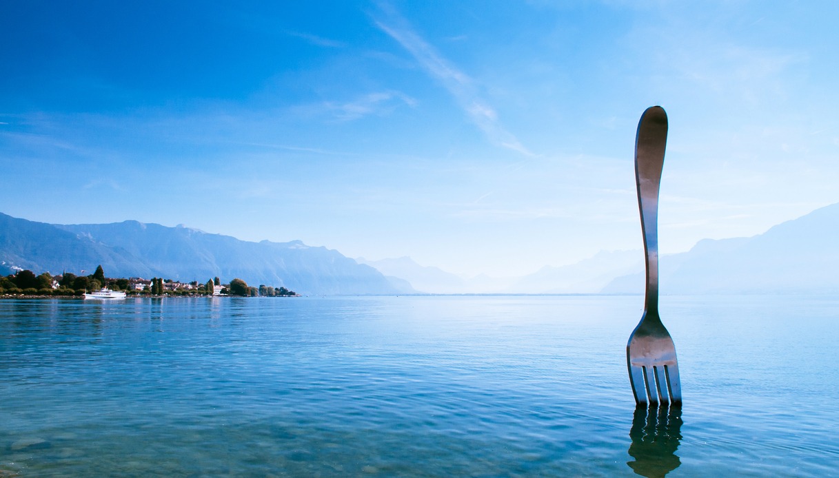 The Fork, opera d'arte nel lao di Ginevra a Vevey