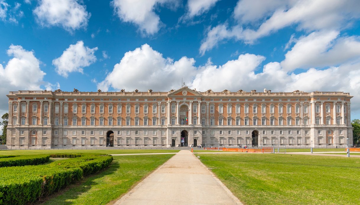La meravigliosa facciata della Reggia di Caserta