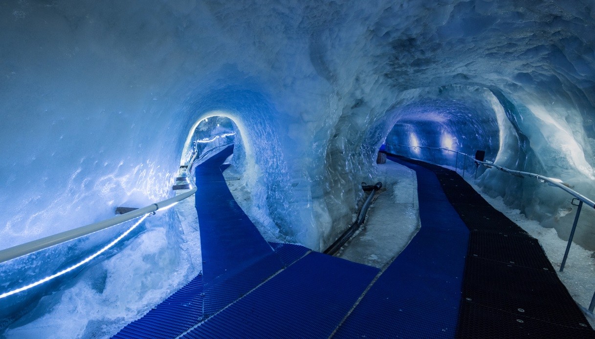 Il suggestivo percorso lungo la Grotta di Ghiaccio, Monte Cervino