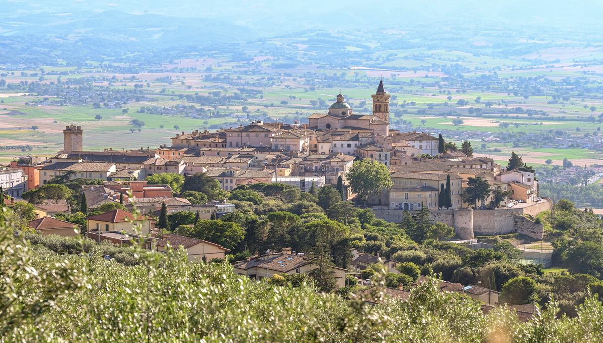 Il borgo di Trevi circondato da ulivi