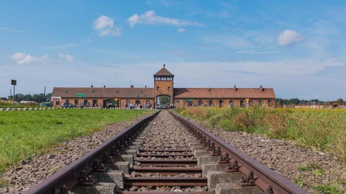 Auschwitz: ora sarà vietato farsi selfie e foto sui binari
