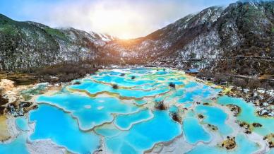 Nascoste tra le montagne cinesi, le terme da favola che cambiano colore in ogni stagione