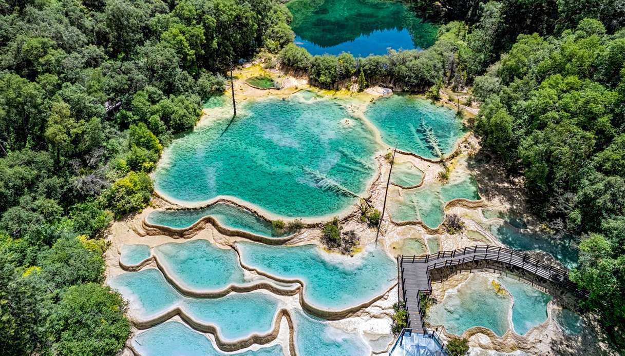 Huanglong Valley, in Cina, con le splendide piscine termali