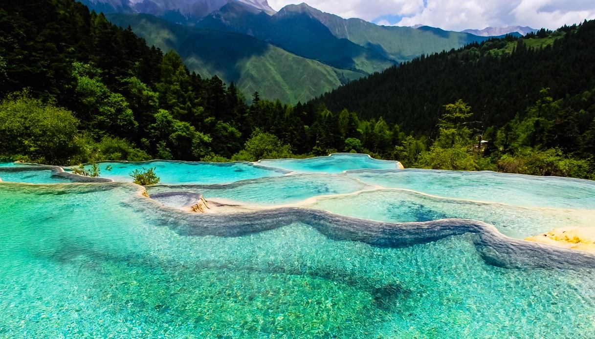 Huanglong Valley, in Cina, con le sue meravigliose piscine termali