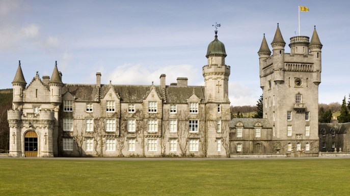 Come visitare Balmoral, la dimora inglese in cui la Regina ha invitato Meghan