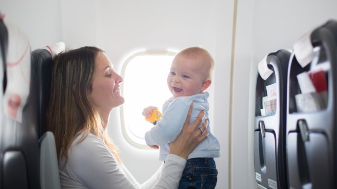 In aereo con bambini e neonati: regole, tariffe, documenti e bagagli