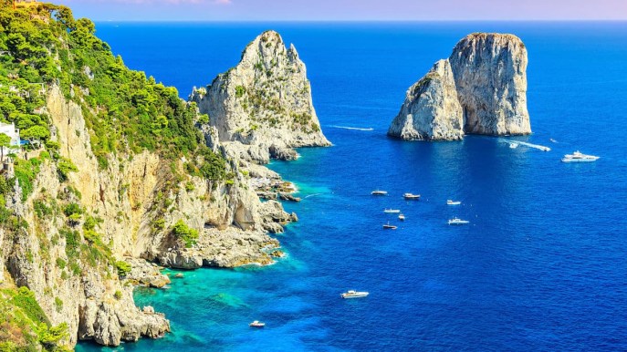 Capri candida i suoi Faraglioni a Patrimonio dell’Unesco